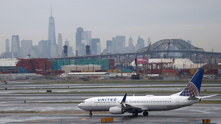 United Airlines vuelve a retirar pasajeros por <i>overbooking</i>, una pareja que se dirigía a su boda<em></em>